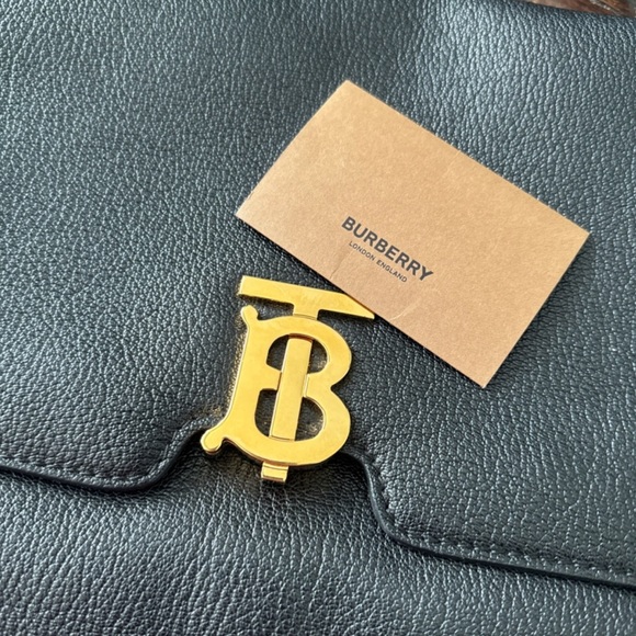 BURBERRY
TB bag leather handbag from Burberry is timeless, classic and beautiful - Picture 4 of 8